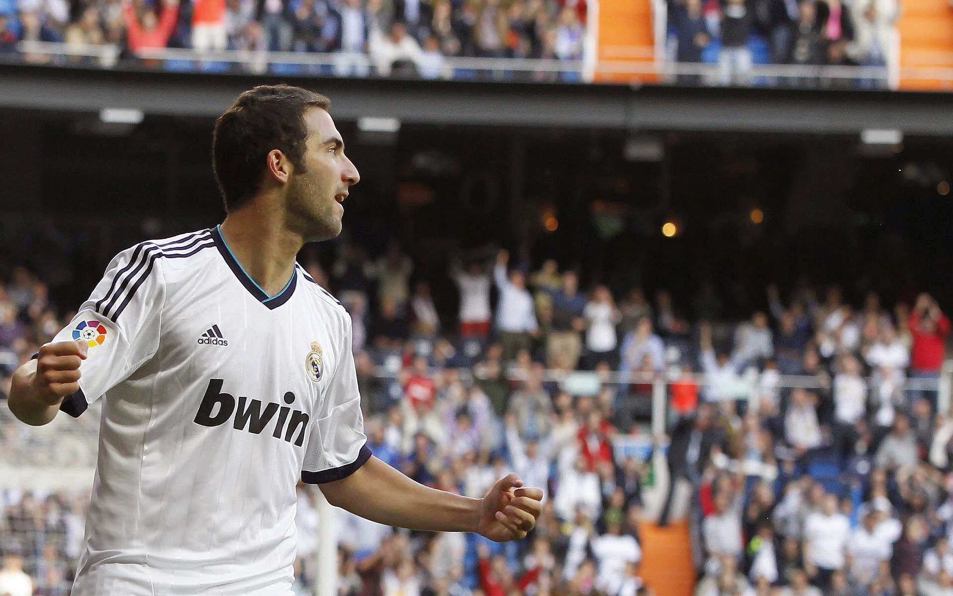 对阵马刺时，库里在第三节投中五个三分球，单节砍下19分点燃比赛！